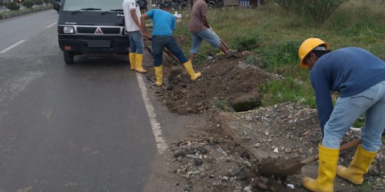 Lubang Galian Jaringan Gas PT. Adhi karya di Aceh Timur Tanpa Rambu- Rambu, Sangat Meresahkan Masyarakat Terutama Pengguna Jalan