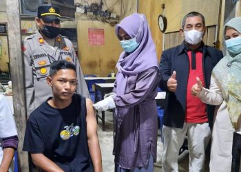 Muspika Darul Aman Laksanakan Giat Vaksin Hingga Malam Hari
