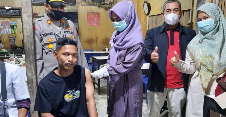 Muspika Darul Aman Laksanakan Giat Vaksin Hingga Malam Hari