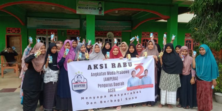 Angkatan Muda Prabowo Aceh Gelar Aksi Berbagi Susu di Pondok Pesantren