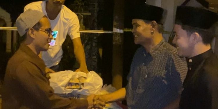 Tiga Rumah Warga Aceh Barat Dilahap Sijago Merah, Founder RTA Serahkan Bantuan Masa Panik