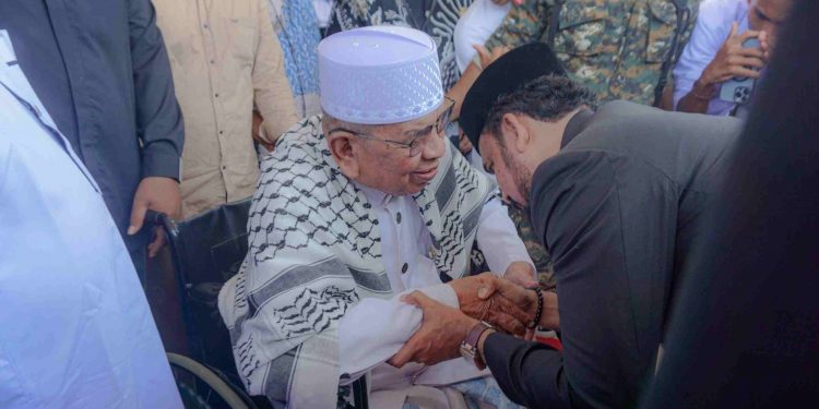 Ulama Kharismatik Aceh, Abon Sofyan Arongan, Antar Al-Farlaky Daftar ke KIP Aceh Timur