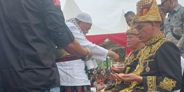 Abu Paya Pasi dan Ulama Kharismatik Aceh lainnya Peusijuk Pasangan Ayah Wa- Panyang Cabup PA di Aceh Utara