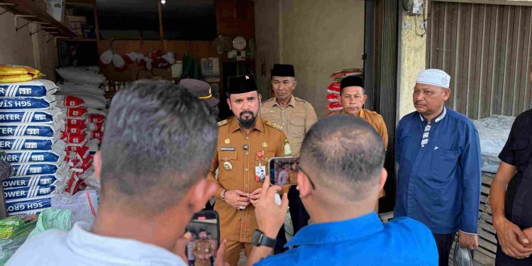 Bupati Al-Farlaky Sidak Depot Pupuk Tegaskan Penjualan Harus Sesuai HET