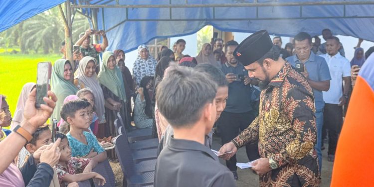 Bupati Al-Farlaky Santuni Anak Yatim dan Tinjau Huntara Banda Alam