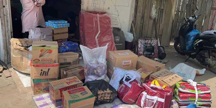 Bupati Al- Farlaky Salurkan Bantuan Masa Panik Untuk Korban Kebakaran Di Birem Bayeun