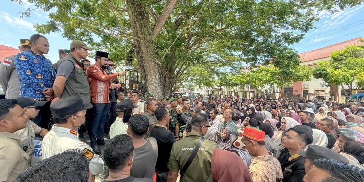 Sambut Pendemo, Bupati Al-Farlaky Jawab Lugas dan Tegas Tuntutan Massa