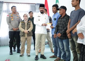 Bupati Al-Farlaky Salurkan 118,9 Miliar Dana Perbaikan 5,13 Ribu Rumah Rusak