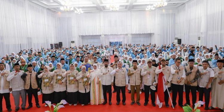 Bupati Al- Farlaky Lepas Jamaah Haji Kloter 7 di Embarkasi Haji Banda Aceh Minta Titip Doa Dari Baitullah Untuk Aceh Yang Damai