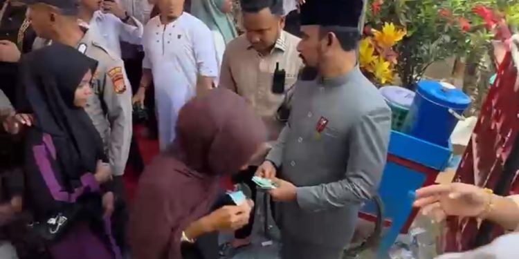Open House Hari Raya Idul Adha, di Kediaman Bupati Al-Farlaky Dipadati Ribuan Warga