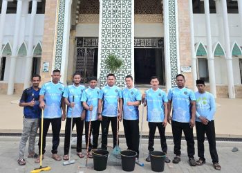 Wakil Ketua BKPRMI Aceh Timur Pimpin Gotong Royong di Masjid Agung Idi