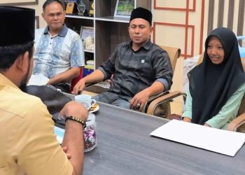 Bupati Aceh Timur Al-Farlaky Bantu Asna, Siswi Yatim yang Viral Kayuh Sepeda ke Sekolah