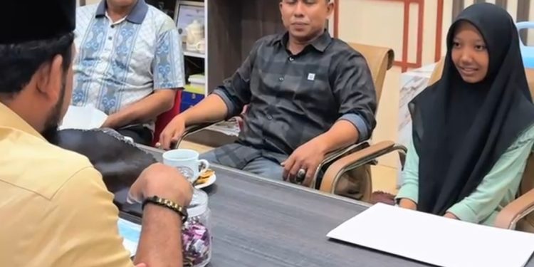 Bupati Aceh Timur Al-Farlaky Bantu Asna, Siswi Yatim yang Viral Kayuh Sepeda ke Sekolah